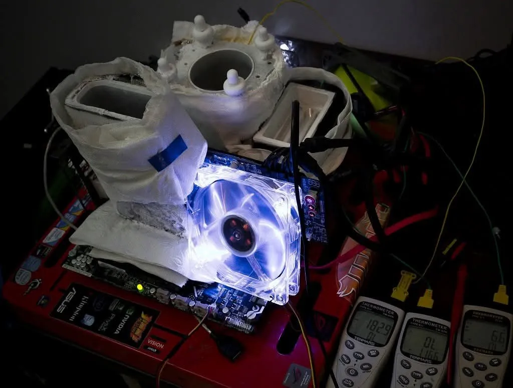 Open test bench cooled with liquid nitrogen, digital thermometers attached